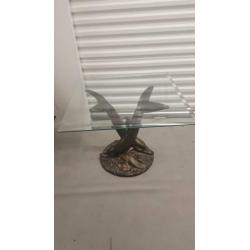 Salontafel met 2 dolfijnen en geslepen glas blad
