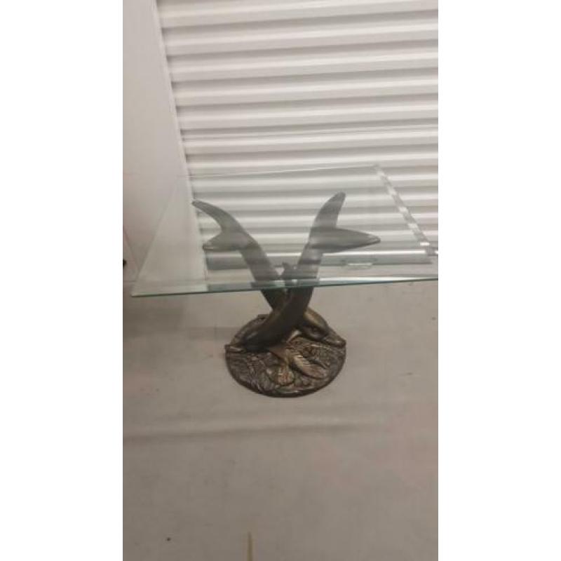 Salontafel met 2 dolfijnen en geslepen glas blad