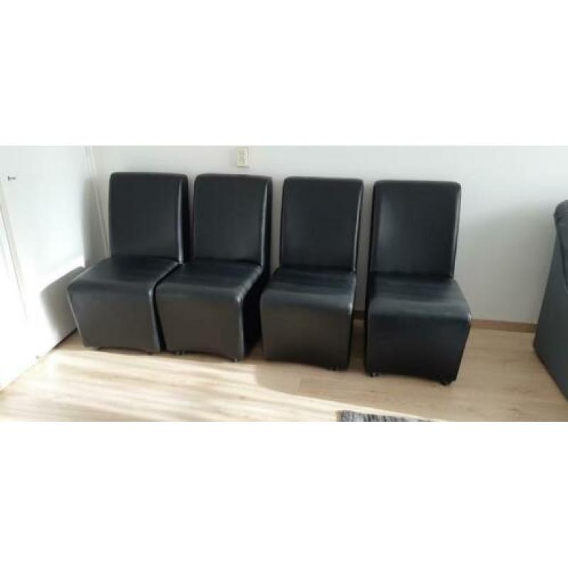 4 prachtige eettafel stoelen op wieltjes.