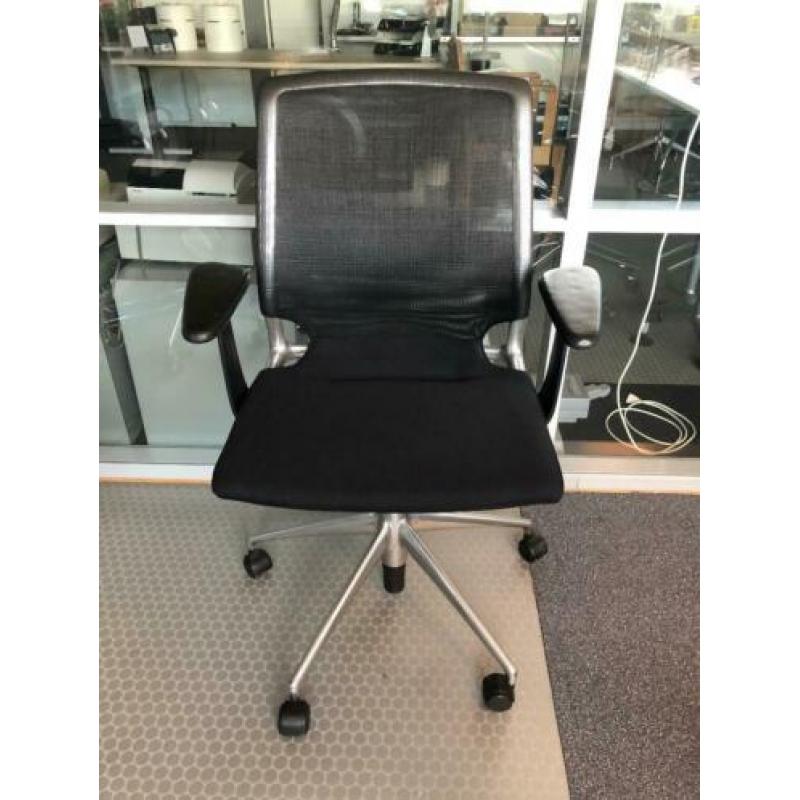 Vitra bureaustoel Meda Chair netwave Design 449.- nu 295,-