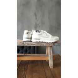 wit met zilverkleurige meiden sneakers nieuw!