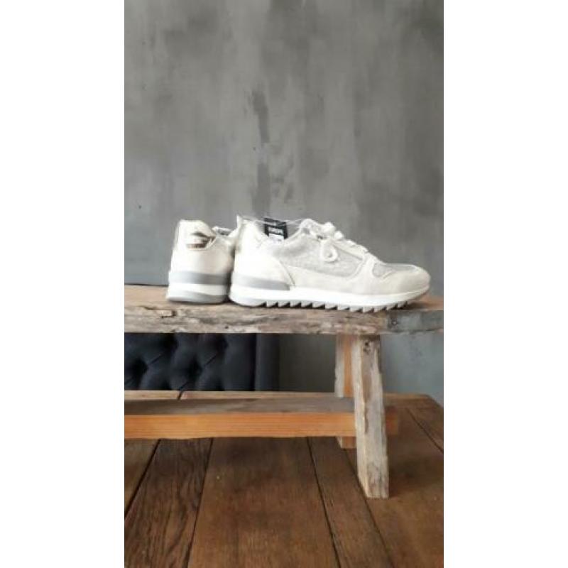 wit met zilverkleurige meiden sneakers nieuw!