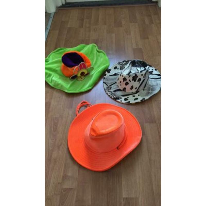 Carnaval grote hoed bloem groen oranje cowboyhoed luipaard