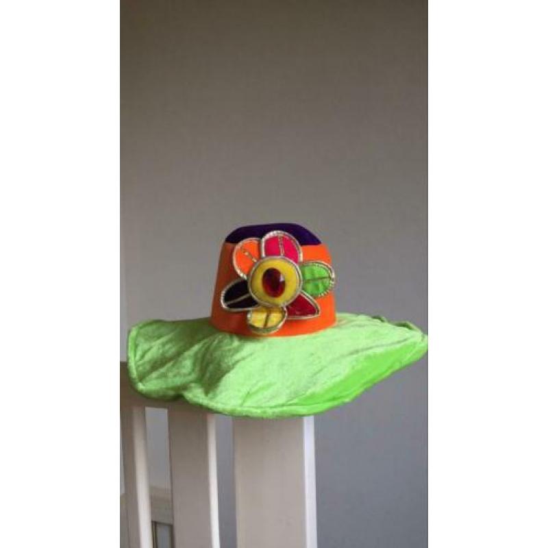 Carnaval grote hoed bloem groen oranje cowboyhoed luipaard