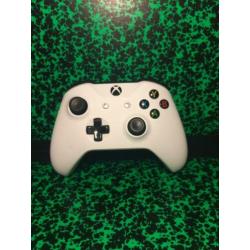 Xbox one met controller en HDMI kabel.