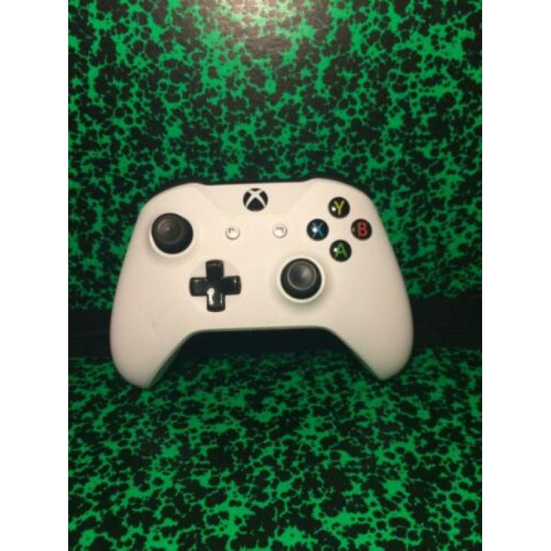 Xbox one met controller en HDMI kabel.