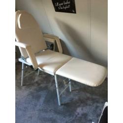 Behandelstoel met verstelbaar rug-en voetendeel wit