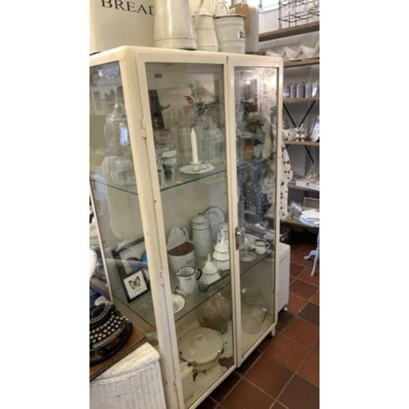 Antieke apothekerskast brocante industrieel