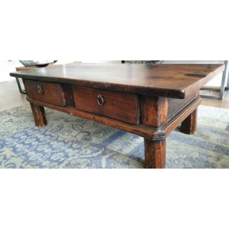 Antieke robuuste salontafel