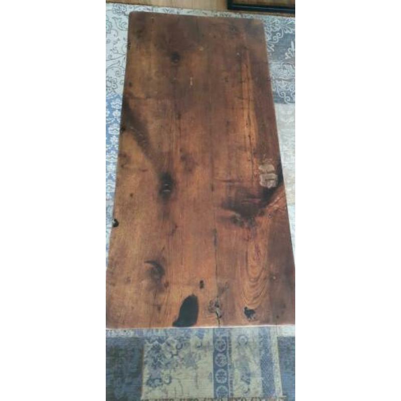 Antieke robuuste salontafel