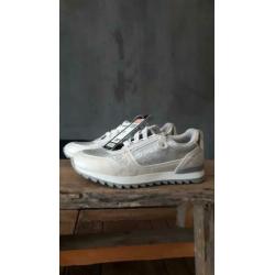 wit met zilverkleurige meiden sneakers nieuw!