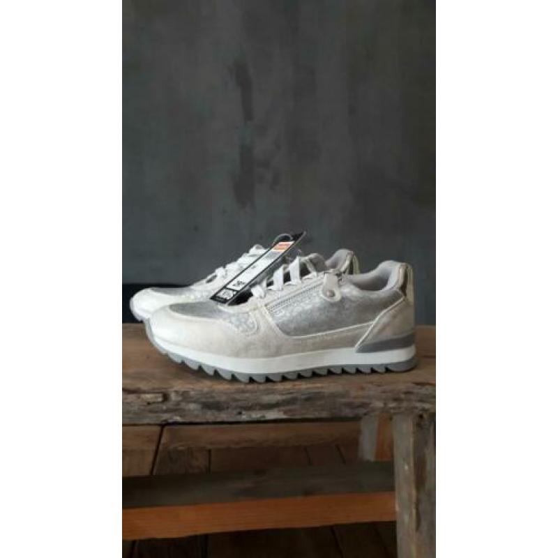 wit met zilverkleurige meiden sneakers nieuw!