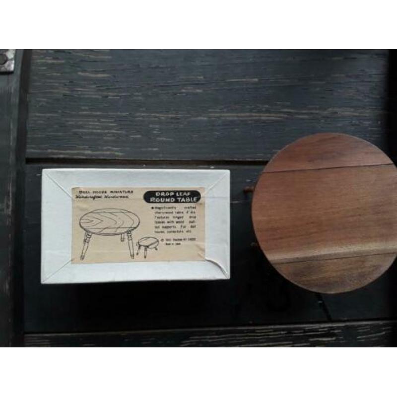 Drop leaf round table