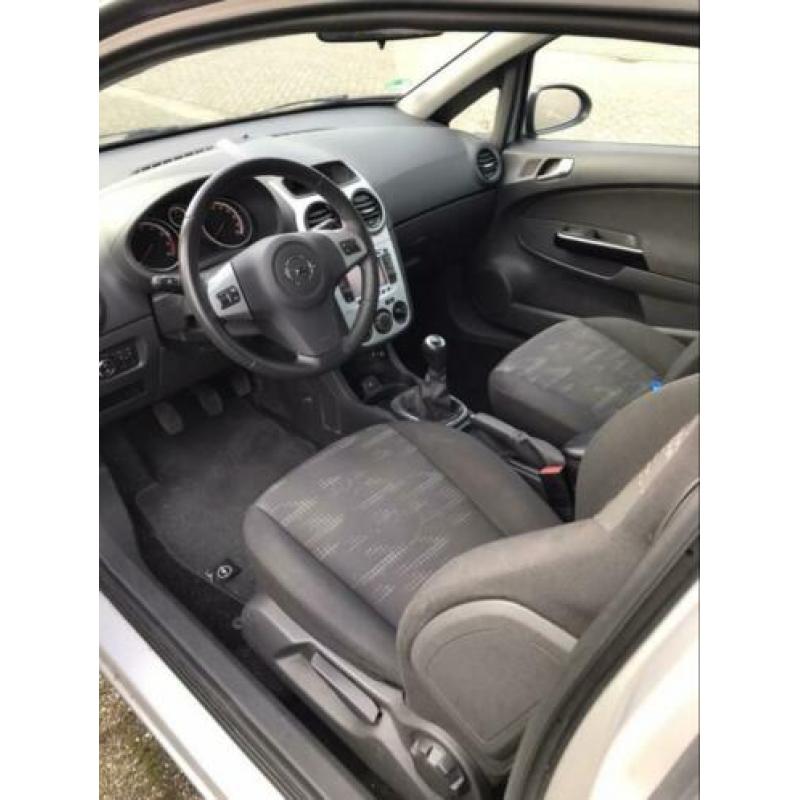 Opel Corsa 1.4 16V 3D 2011 Grijs