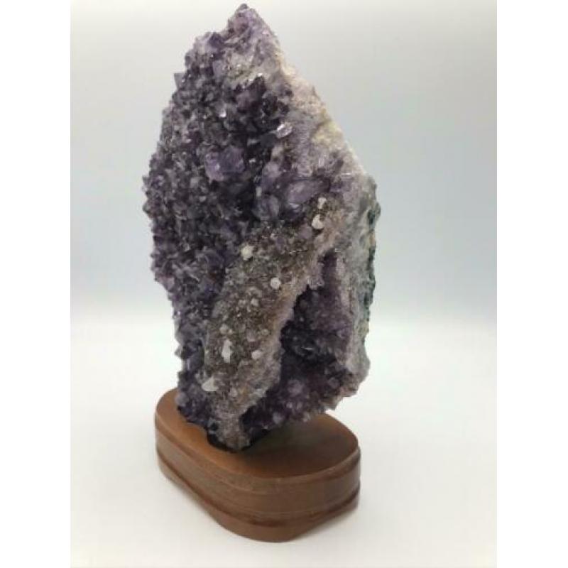 Amethist op standaard mineralen edelstenen gems