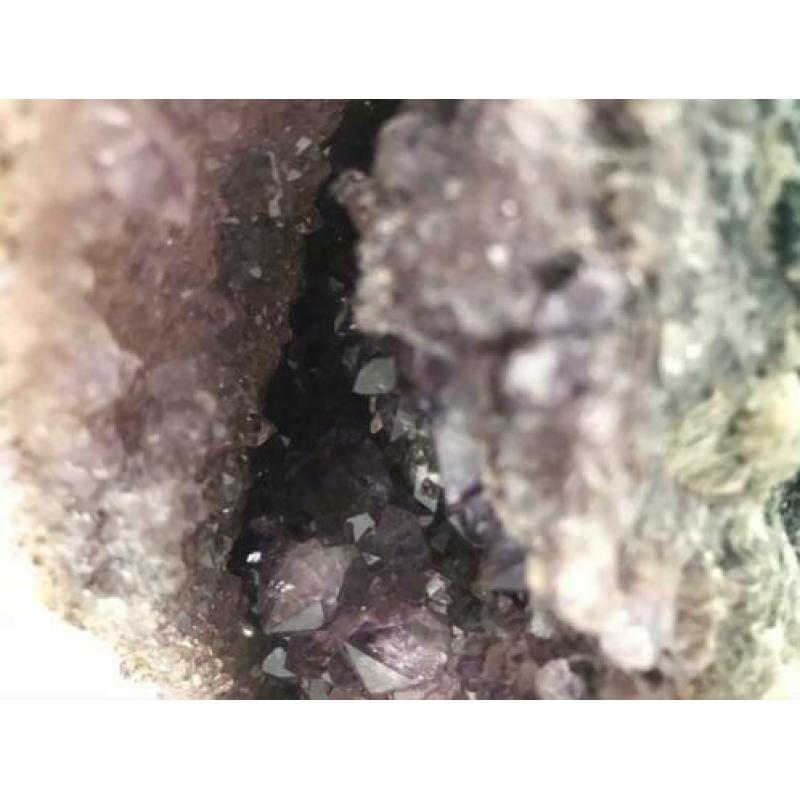 Amethist op standaard mineralen edelstenen gems