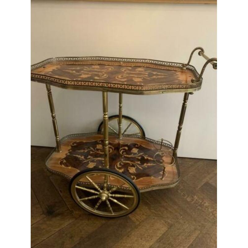 Thee tafel op wielen