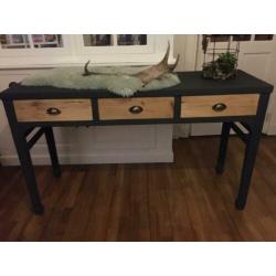 Stoere, grote, matzwarte, sidetable/ bureau