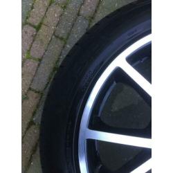 4 prachtige LM 17” velgen RH DE Sports en Vredestein banden