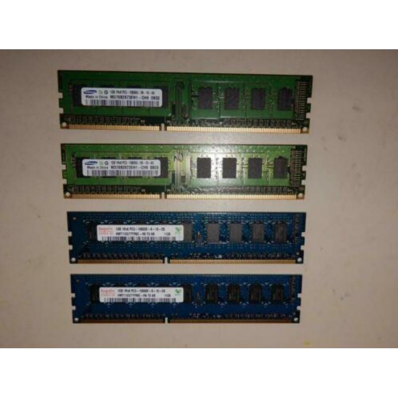 DDR3 geheugen; 4 stuks van 1 GB voor € 4,- per stuk
