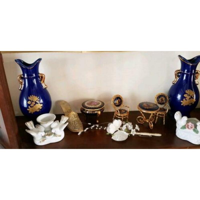 Antieke wand/kast notenhout met inhoud limouges