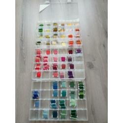3 x 24 vakken doos met 142 bobbins dmc borduurgaren