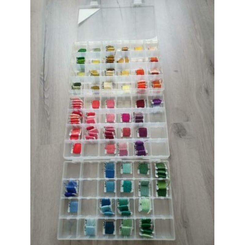 3 x 24 vakken doos met 142 bobbins dmc borduurgaren