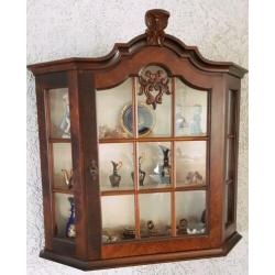 Antieke wand/kast notenhout met inhoud limouges
