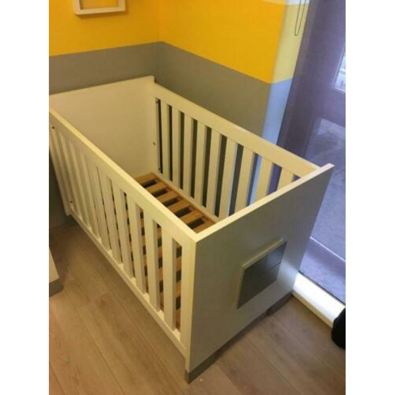 Ledikant en commode
