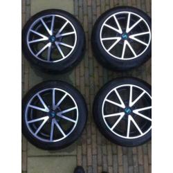 4 prachtige LM 17” velgen RH DE Sports en Vredestein banden