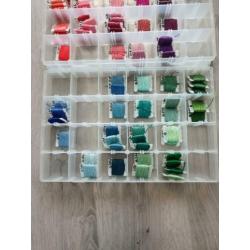 3 x 24 vakken doos met 142 bobbins dmc borduurgaren