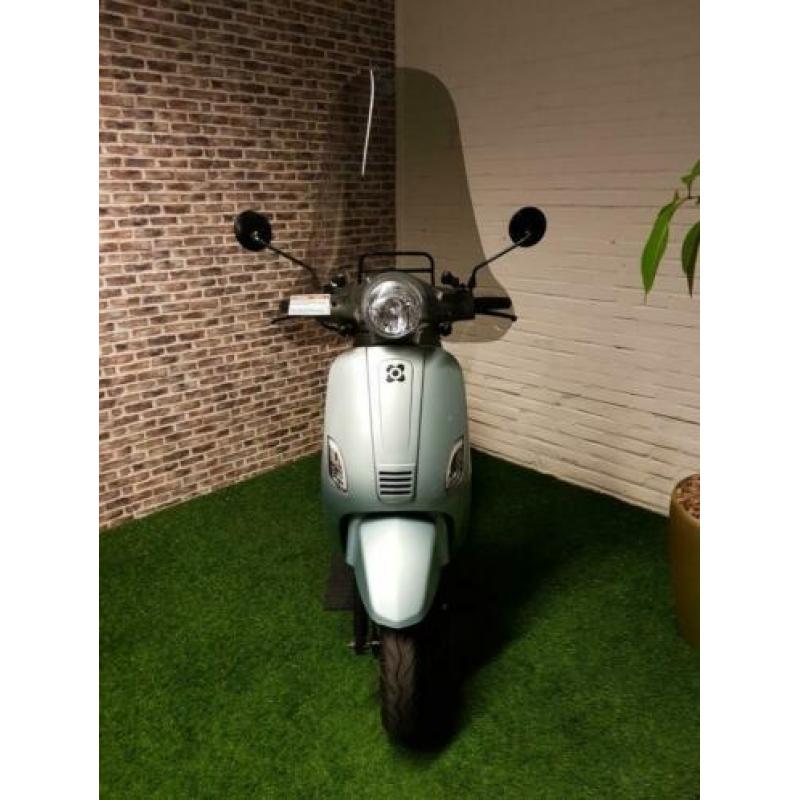 Zo goed als nieuw AGM VX50 euro4 snorscooter vespa look 2019