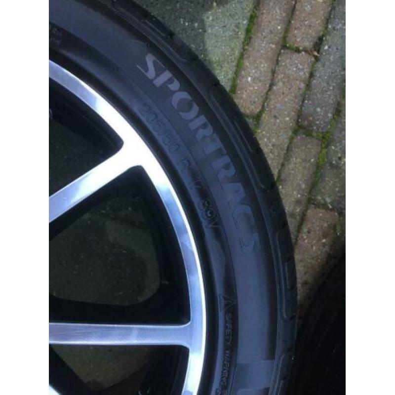 4 prachtige LM 17” velgen RH DE Sports en Vredestein banden