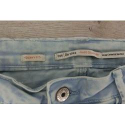 Bershka jeans maat 40 skinny fit met knie scheuren