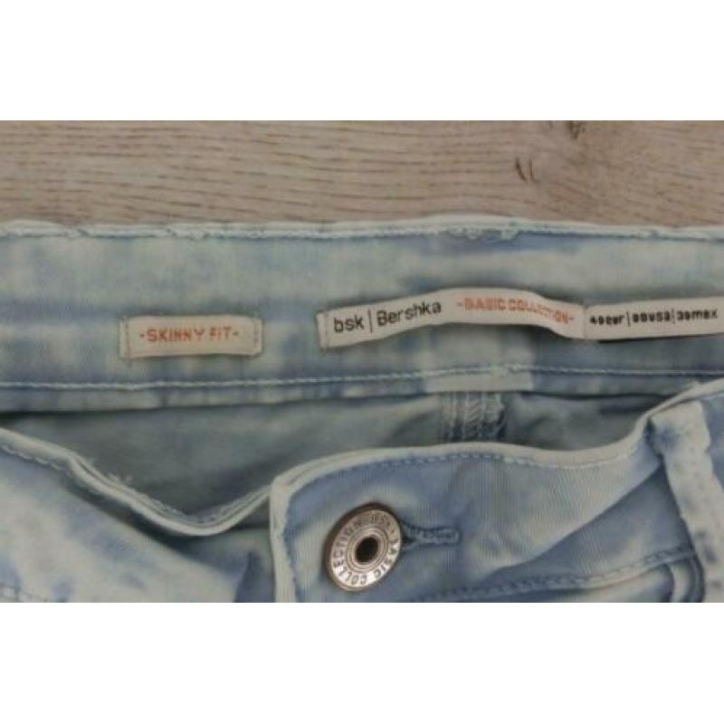 Bershka jeans maat 40 skinny fit met knie scheuren