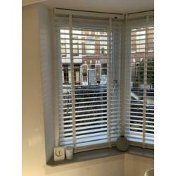 Wit houten luxaflex in goede staat 2 stuks