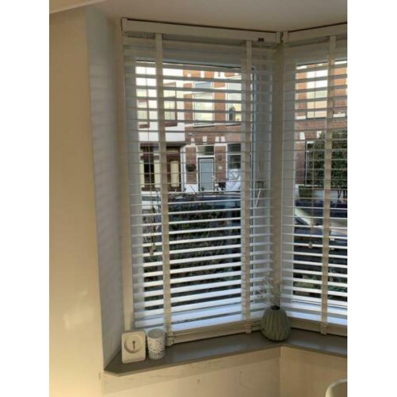Wit houten luxaflex in goede staat 2 stuks