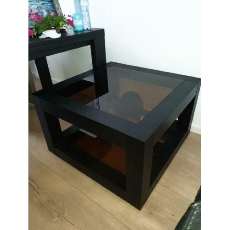 Zwarte hoektafel met smoke glasplaten.