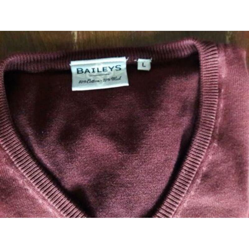 Baileys pullover bordeauxrood maat L met V-hals