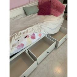 Hemnes bedbank met uitschuifbed