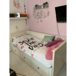 Hemnes bedbank met uitschuifbed