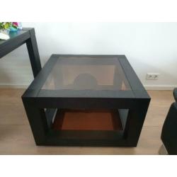 Zwarte hoektafel met smoke glasplaten.