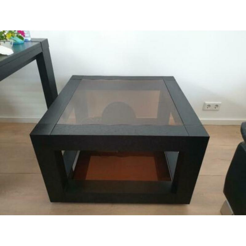 Zwarte hoektafel met smoke glasplaten.