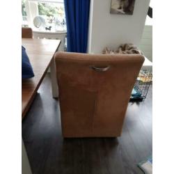 Te koop een zo goed als nieuw Eethoek met 4 suède stoelen