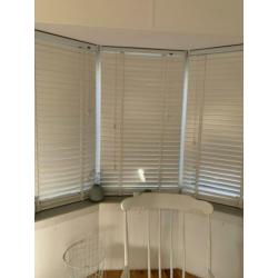 Wit houten luxaflex in goede staat 2 stuks