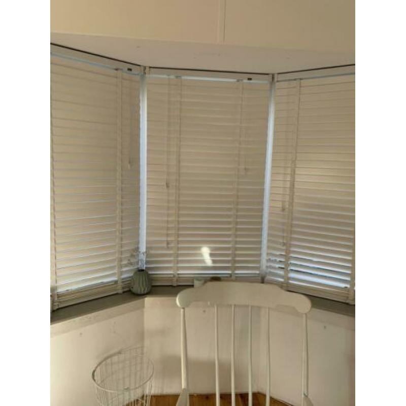 Wit houten luxaflex in goede staat 2 stuks