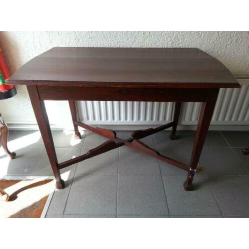 Klein model eet tafel in een nette staat.