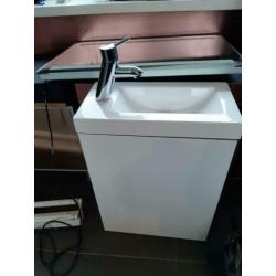 Badkamer/ wc meubel met Hansgrohe kraan en verlichte spiegel
