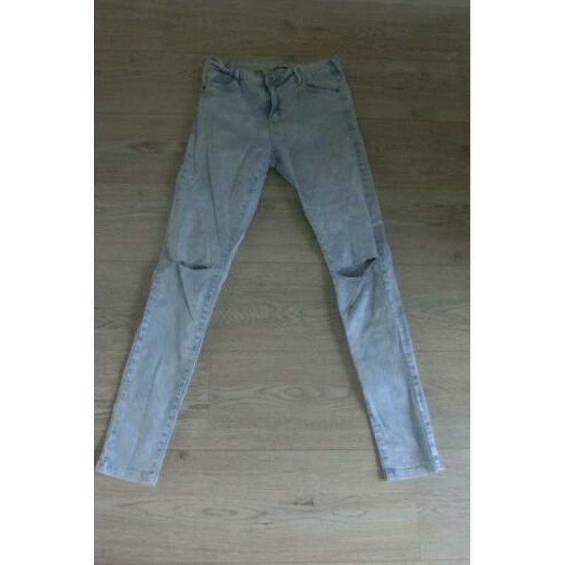 Bershka jeans maat 40 skinny fit met knie scheuren