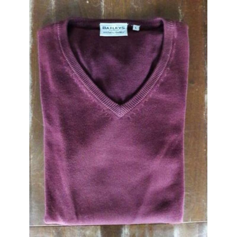 Baileys pullover bordeauxrood maat L met V-hals